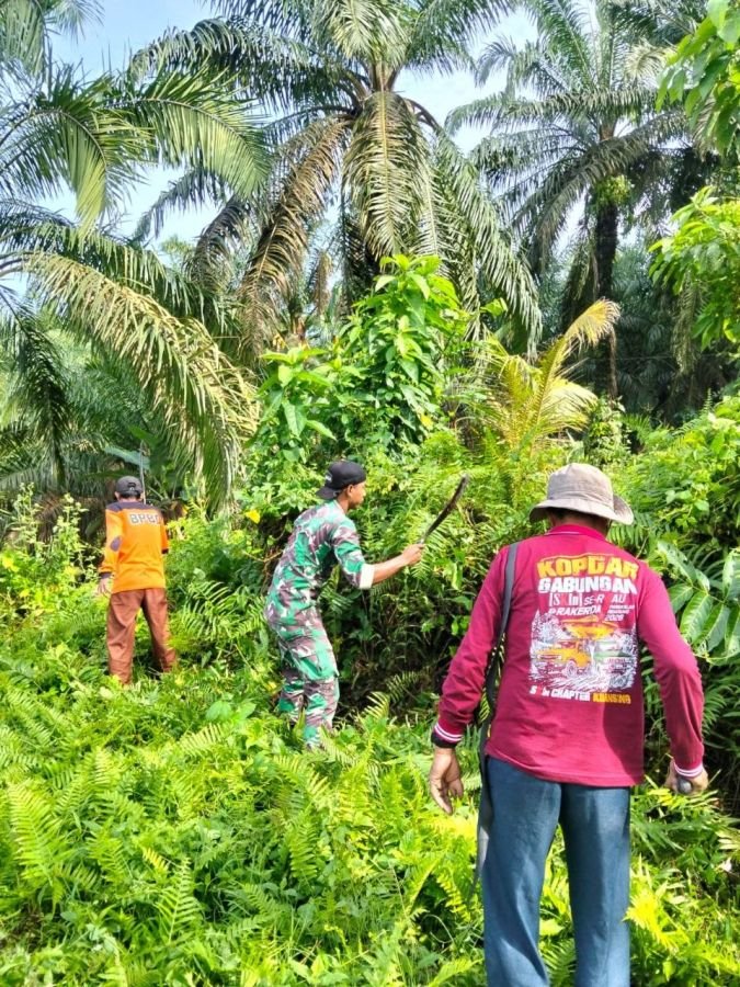 Pratu Reki Gunawan Gotong Royong Bersama Warga Bersihkan Lingkungan Jelang Idul Adha