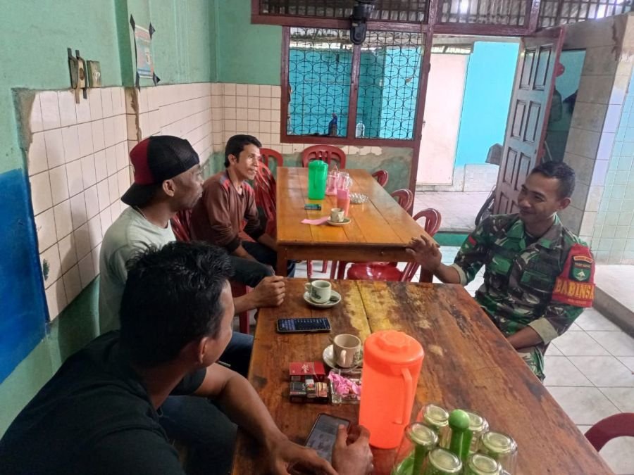 Pratu Reki Gunawan Jalin Komsos Bersama Warga di Kedai Kopi Desa Pulau Bayur