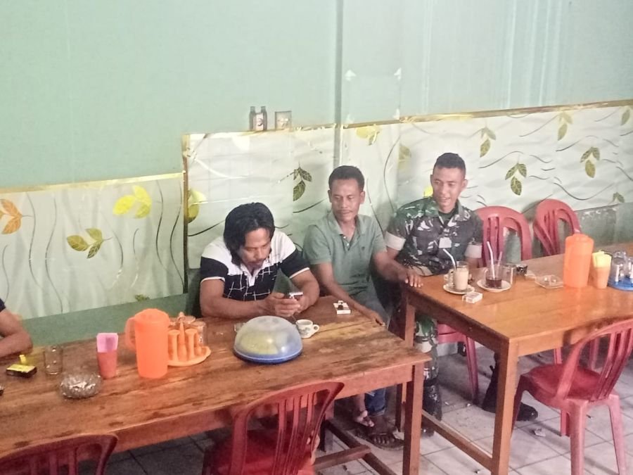 Pratu Reki Gunawan Komsos di Warung Kopi, Ajak Warga Jauhi Aktivitas PETI