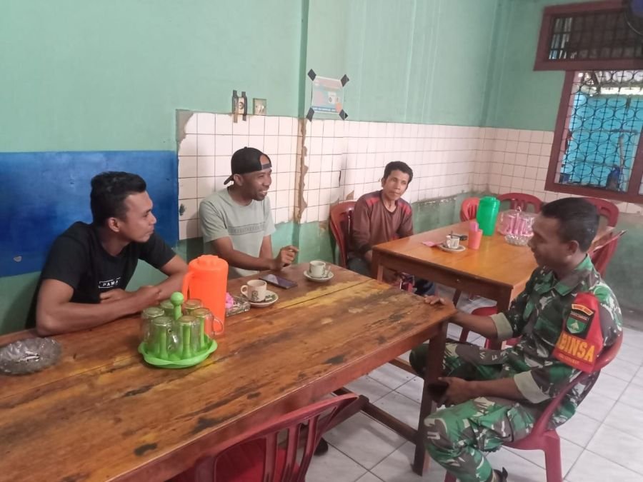 Pratu Reki Gunawan Pererat Kemanunggalan TNI-Rakyat Melalui Komsos di Kedai Kopi Kelurahan Pasar.