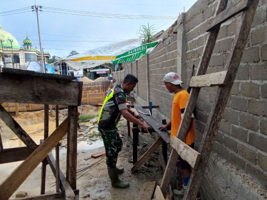 Pratu Reki Gunawan Semangat Bantu Warga Bangun Ruko di Kelurahan Koto Peraku