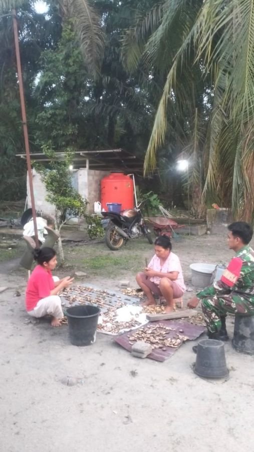 Pratu Richardo Dorong Ibu Rumah Tangga Desa Talang Lakat Olah Pinang Jadi Cuan