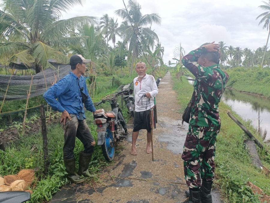 Pratu Riski Sosialisasi tentang hukum disalah satu jalan Desa lemang