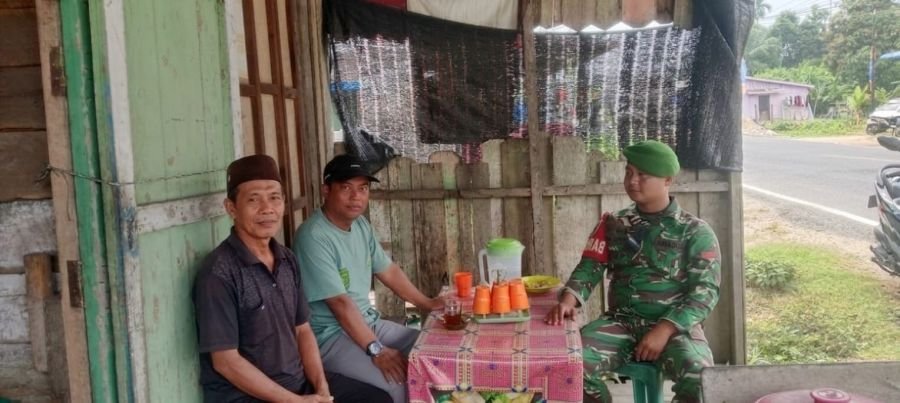 Pratu Umar Gali Informasi dari Warga, Kekompakan Teluk Jira Terus Dijaga