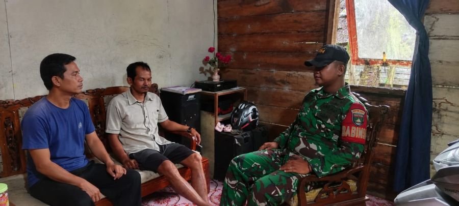 Pratu Umar Sambangi Ketua RT, Perkuat Jalur Informasi Warga Teluk Jira