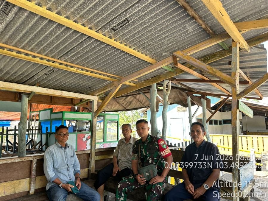 Pratu Wisnu Yudha Difanto Babinsa Ramil 08/Mandah Melaksanakan Kegiatan Komunikasi Sosial