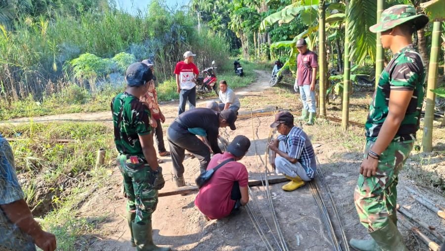 Program Bapak Presiden Prabowo, Babinsa Koramil 02/TM Kawal pembangunan jembatan 