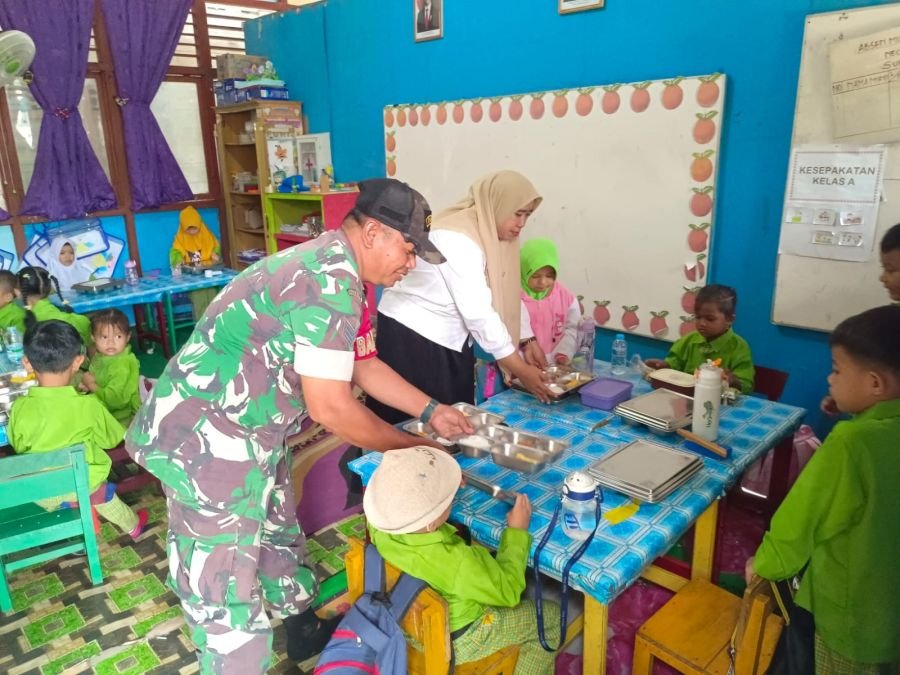 Program MBG Disambut Hangat, Babinsa 03/Tpl Bantu Layani Siswa
