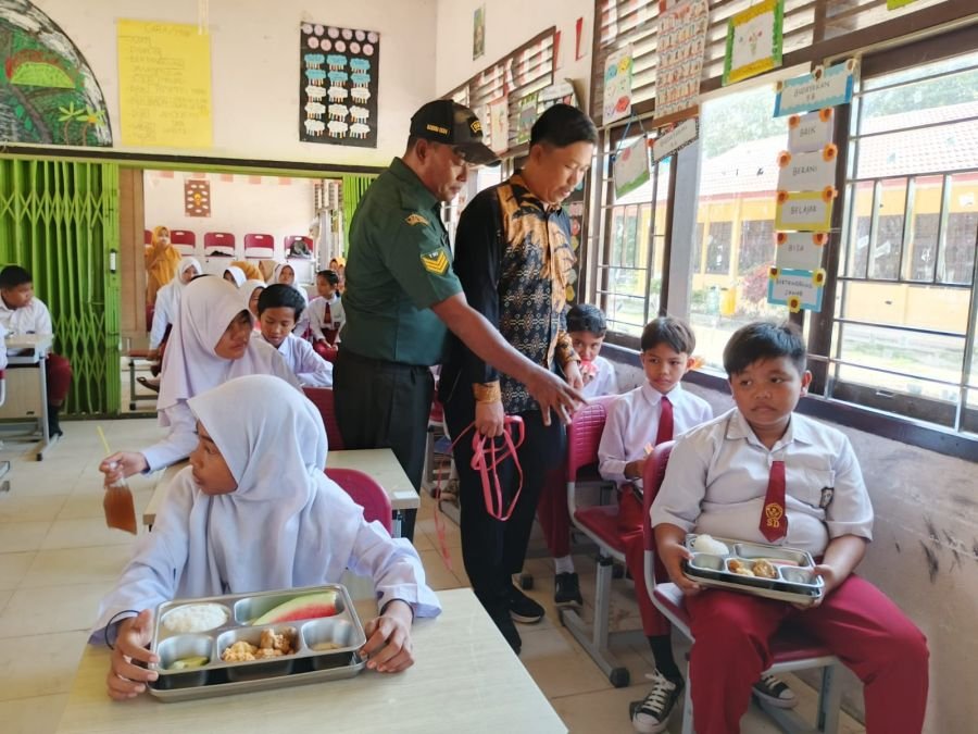 Program MBG Jalan di Desa Sekara, Babinsa Koramil 09/Kemuning Turun Kawal Langsung