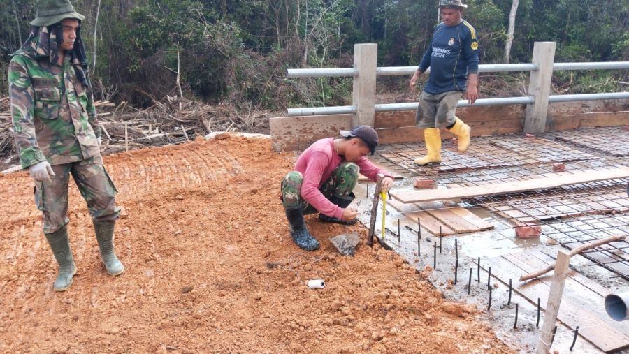 Program Unggulan Presiden RI Terus Berjalan, Satgas Kodim 0315/TPI Laksanakan Pengecoran Jembatan Be