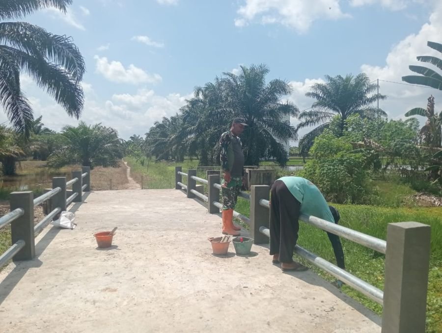 Progres Capai 95 Persen, Serka Agus Trio Bersama Warga Pekaitan Rampungkan Jembatan Garuda