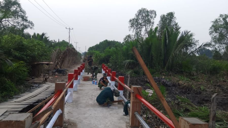 Progres Jembatan Beton Desa Teluk Dalam Capai 90 Persen, Babinsa 04/Kuindra Kebut Pengecatan