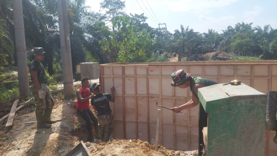 Progres Jembatan Garuda: Babinsa 09/KMG Monitoring Pemasangan Mal Pondasi Angkur