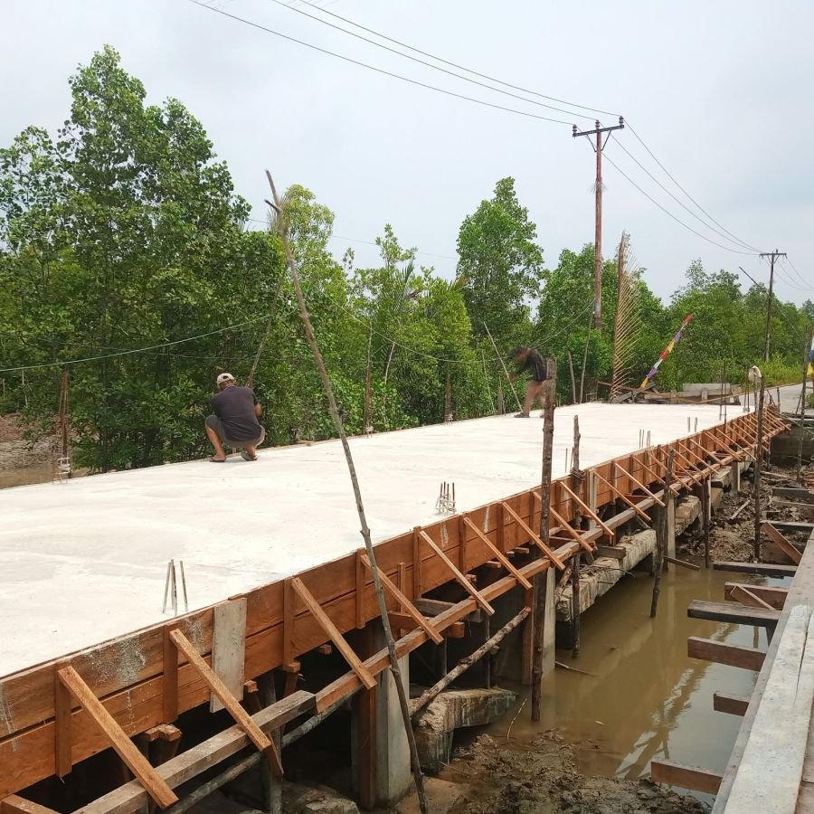Progres Jembatan Garuda Merah Putih Terus Bergerak, Kini Masuk Tahap Pemasangan Mal Tiang Pembatas