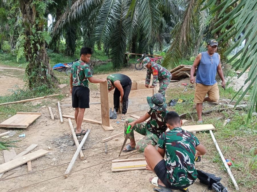 Progres Jembatan Perintis Garuda Terus Dikebut Babinsa Koramil 09/Kemuning