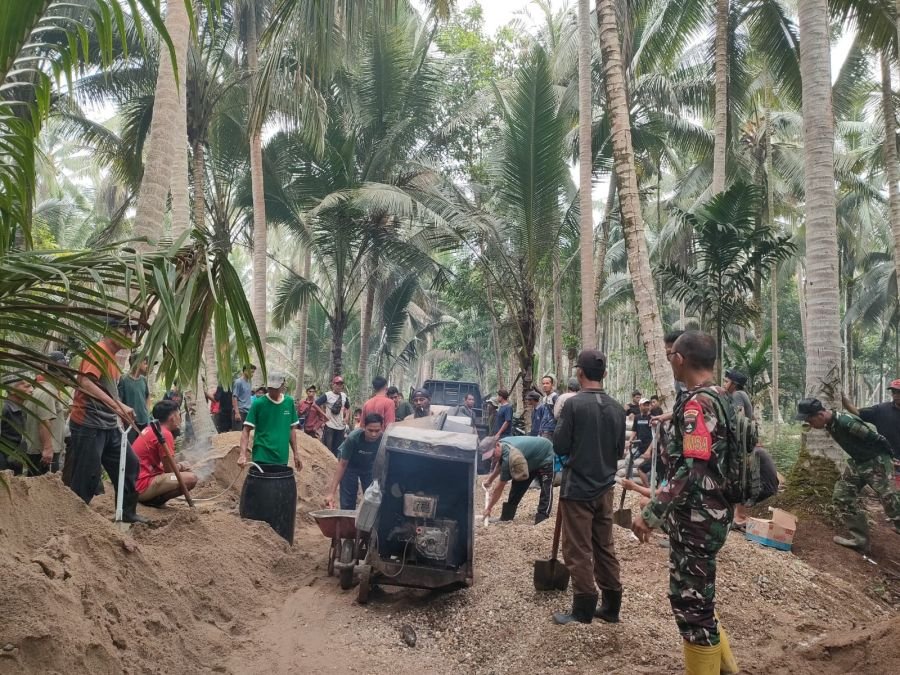 Progres Jembatan Sungai Gantang Melaju, Babinsa 03/Tpl Dan Warga Kompak Turun Tangan