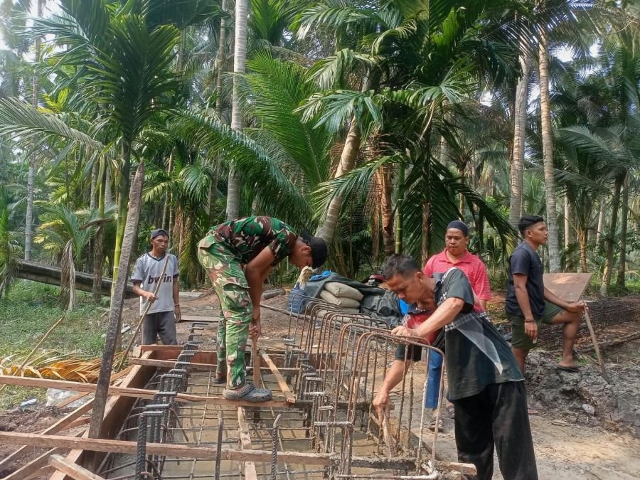 Progres Jembatan Sungai Gantang Meningkat, Babinsa 03/Tempuling Kawal Perkembangan Jembatan Beton