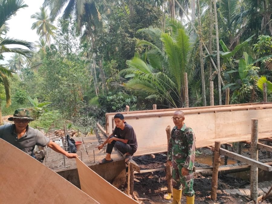 Progres Jembatan Sungai Gantang Tembus 95 Persen, Babinsa 03/Tpl Terus Kawal Pengerjaan