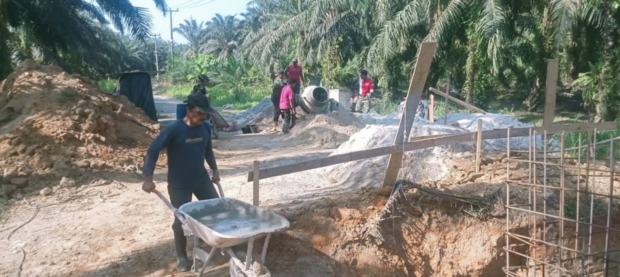 Progres Lanjut: Babinsa 09/Kemuning Kebut Pengecoran Pondasi Angkur Jembatan Perintis Garuda