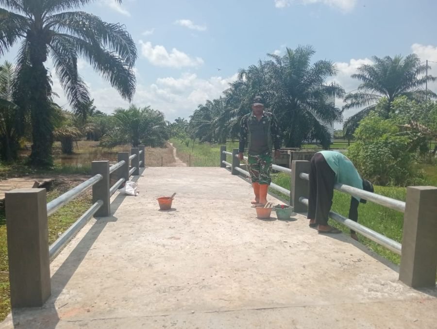 Progres Mencapai 90 Persen, Serka Agus Trio Pimpin Gotong Royong Pembangunan Jembatan Garuda