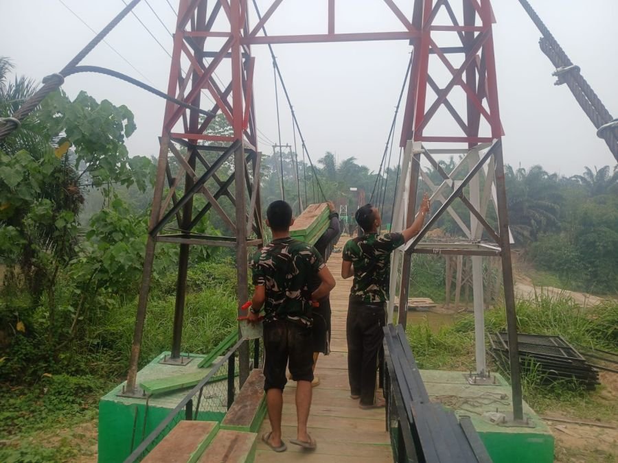 Progres Pemasangan Pagar dan Lantai Jembatan Perintis Garuda di Desa Keritang Hulu Terus Dikebut