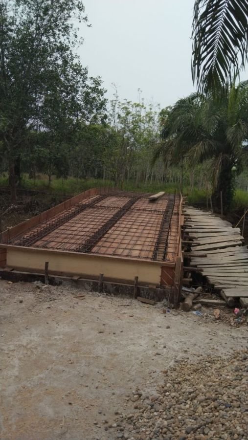 Progres Pembangunan Jembatan Beton di Desa Tajung Sari Kuala Cenaku Capai Tahap Perakitan Lantai Ata