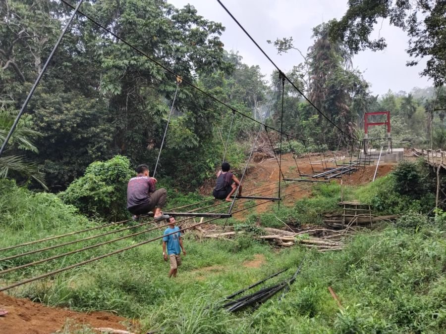 Progres Pembangunan Jembatan Gantung Talang Perigi, Pekerja Lakukan Penyetelan & Pengelasan Besi Hol