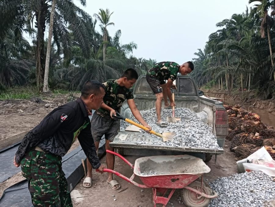 Progres TMMD Ke-130 di Kuala Lemang 37 Persen, Babinsa 07/Reteh Sertu M Tahir Terus Langsir Material