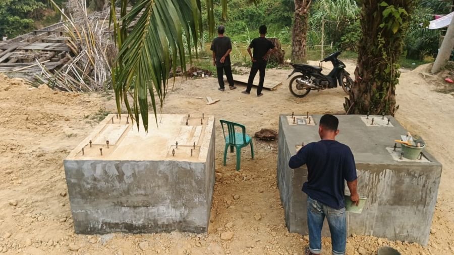 Progress Hari Ini, Babinsa 09/Kemuning dan Warga Kebut Perapian Pondasi Jembatan Perintis Garuda