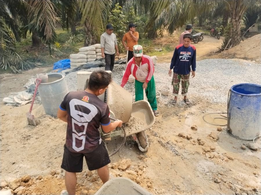 Progress Hari Ini - Babinsa Koramil 09/Kemuning Lakukan Pengecoran Besi Pengait Seling Atas