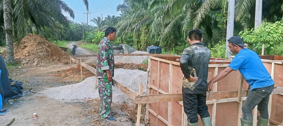 Progress Jembatan Perintis Garuda Terus Berjalan, Babinsa 09/KMG Pastikan Kualitas Terjaga