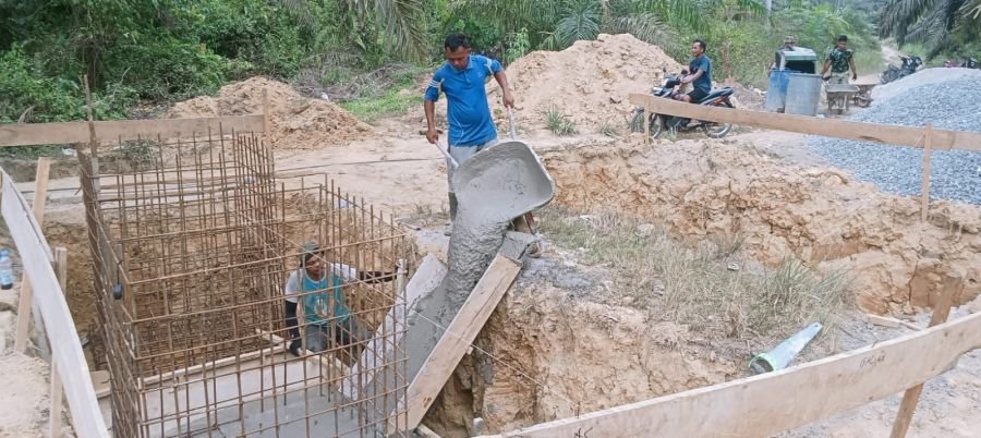 Progress Lanjutan, Babinsa Koramil 09/Kemuning Kebut Cor Pondasi Angkur Jembatan Garuda