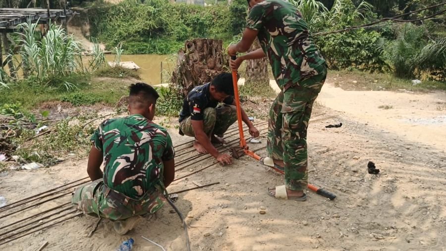 Progress Perakitan Besi Angkur Jembatan Perintis Garuda Dikerjakan Babinsa dan Warga Keritang Hulu