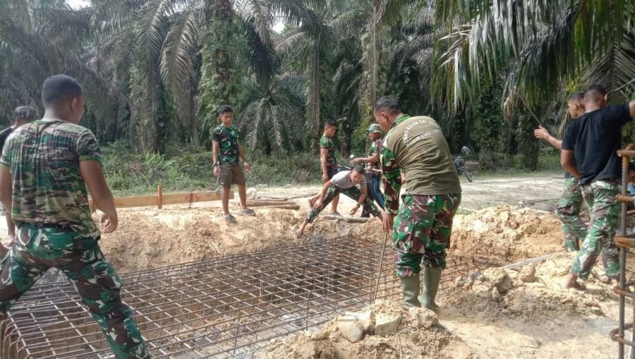 Proses pembangunan jembatan gantung garuda penghubung anatar Desa Bumi Mulya dan Desa Sumber Jaya