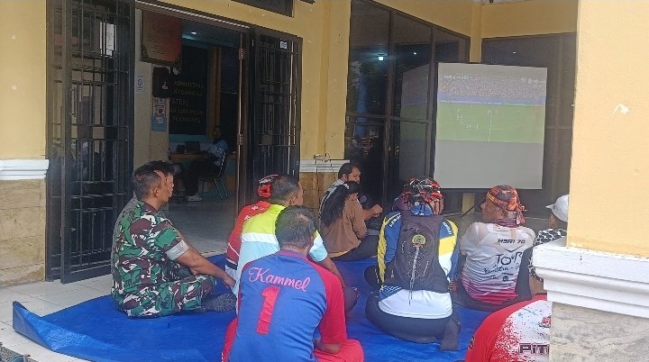 Puluhan Warga Padati Kantor Camat Lima Puluh, Danramil Heri Kurniawan Ajak Nobar