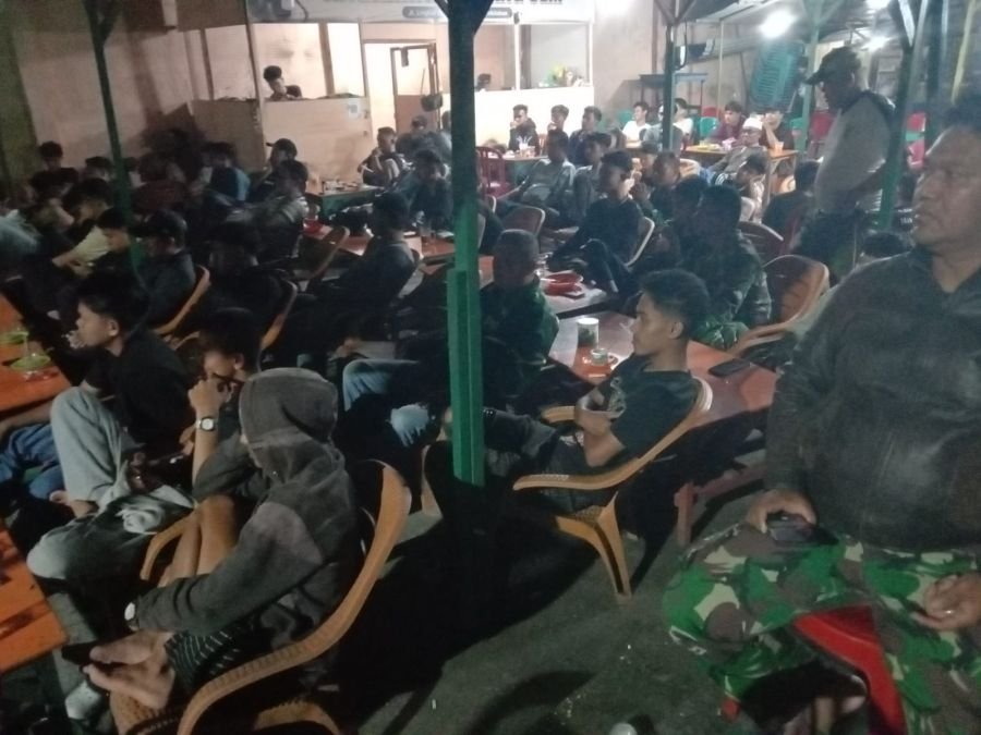Puluhan Warga Padati Nobar Inggris vs Prancis Bersama Babinsa Koramil 01/Tembilahan