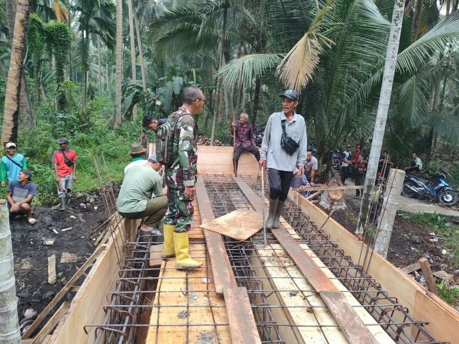Puluhan Warga Turun Tangan, Babinsa 03/Tpl Pantau Pembangunan Jembatan Sungai Gantang