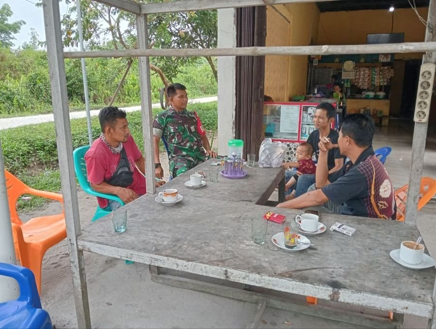 Pupuk Keakraban dengan warga binaan, Babinsa Serda Dasrianto Komsos dengan masyarakat