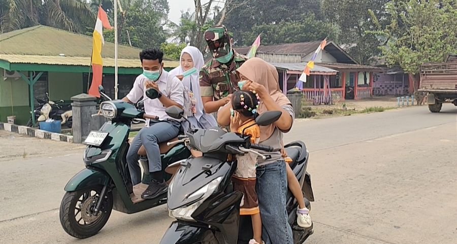 Puskesmas Cerenti Bersama TNI-Polri Bagikan Masker kepada Masyarakat