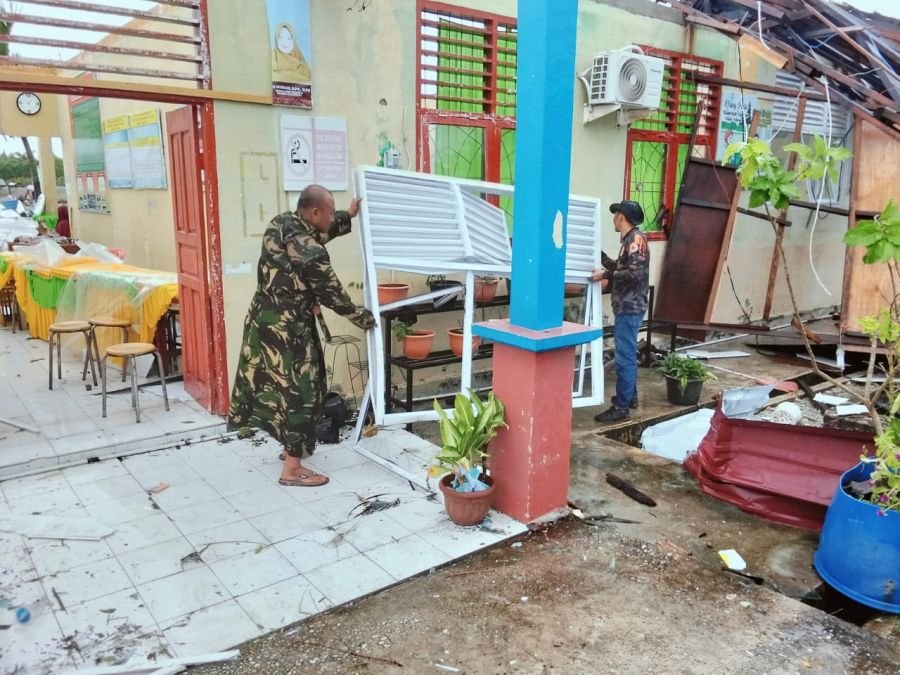 Puting Beliung Terjang Desa Api-Api, Danramil 05/Bukit Batu Kerahkan Personel Bantu Evakuasi