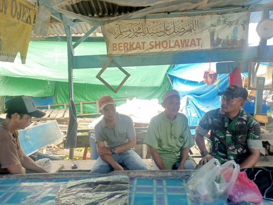 Rabu Pagi Babinsa Koramil 10/Pelangiran  Serma Sugianto Perkuat Komsos Jaga Kekompakan Warga