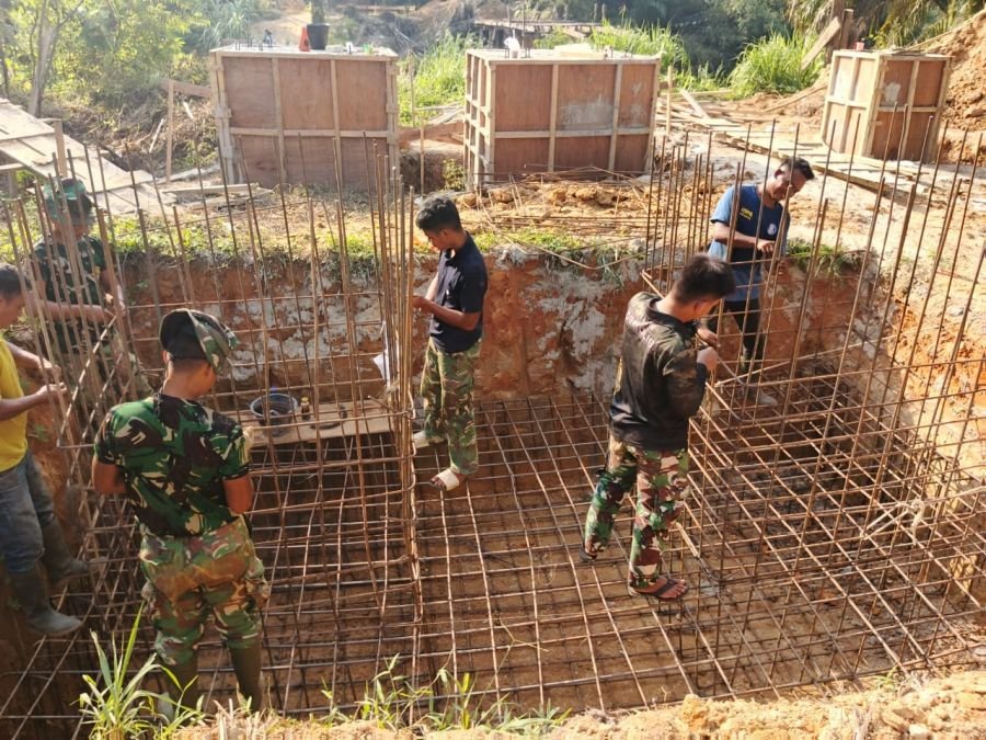 Rakit Besi Tiang Angkur, Progres Jembatan Perintis Garuda di Keritang Hulu Dipantau Babinsa