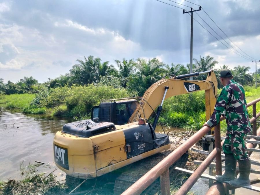 Rancang Tumpuan Gambangan, Satgas Tmmd Kodim 0313/KPR Siapkan Perlintasan Alat Berat di Jembatan T.