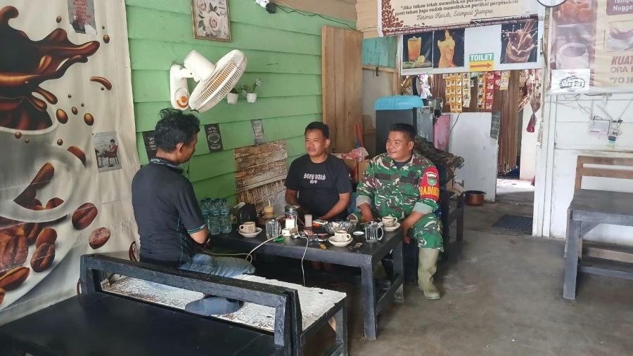 Rangkul Warga Batang Gansal, Babinsa Koramil Seberida Ubah Kedai Kopi Jadi Posko Informasi