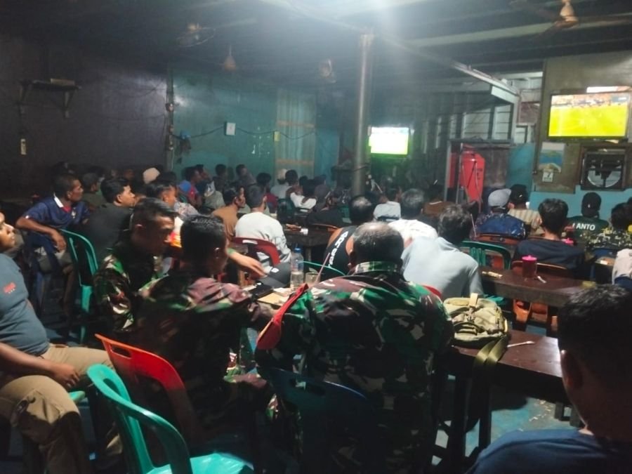 Ratusan Mata Tertuju Piala Dunia, Babinsa Pastikan Situasi Aman