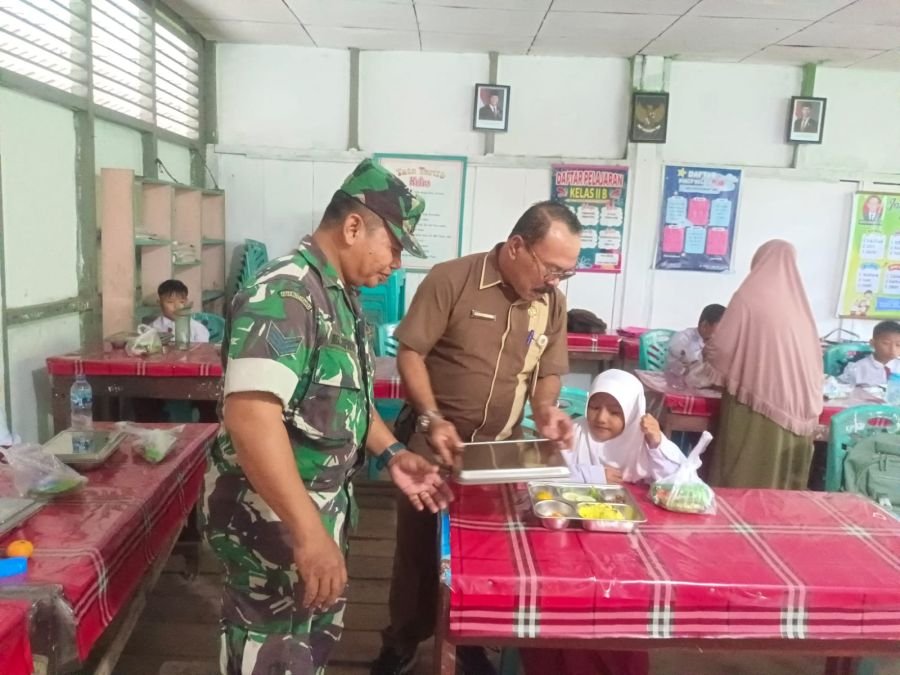 Ratusan Siswa Kempas Terima MBG, Babinsa 03/Tpl Turun Langsung