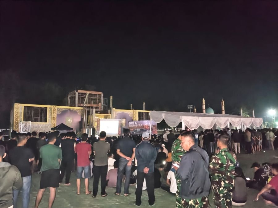 Ratusan Warga Antusias Nobar Final Piala Dunia Bersama TNI di Kuansing
