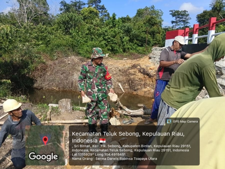 Rawat Fasilitas Umum, Babinsa dan Warga Toapaya Utara Perkuat Akses Jalan Menuju Jembatan
