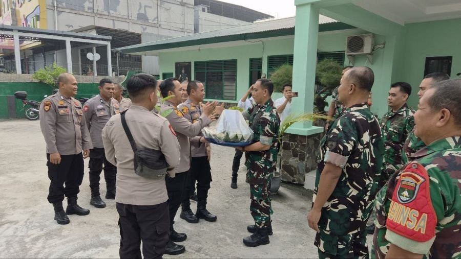 Rayakan HUT ke-81 TNI, Polsek Payung Sekaki dan SKP Sambangi Makoramil 03/Senapelan