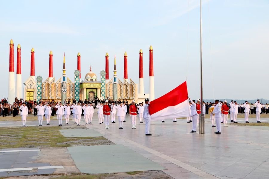 Ribuan Warga Padati Penurunan Bendera HUT ke-81 RI di Karimun